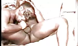 ৰেট্ৰ' মহিলাৰ সৈতে ক ...