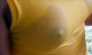 কাপোৰ পিন্ধি হুডযুক্ ...